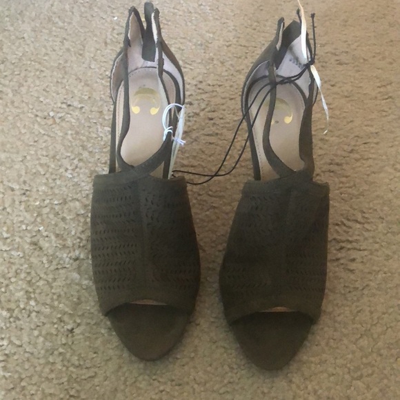 NWT! Charming Charlie Olive Army Green Suede Heels - Size 9🫧 - Picture 3 of 11